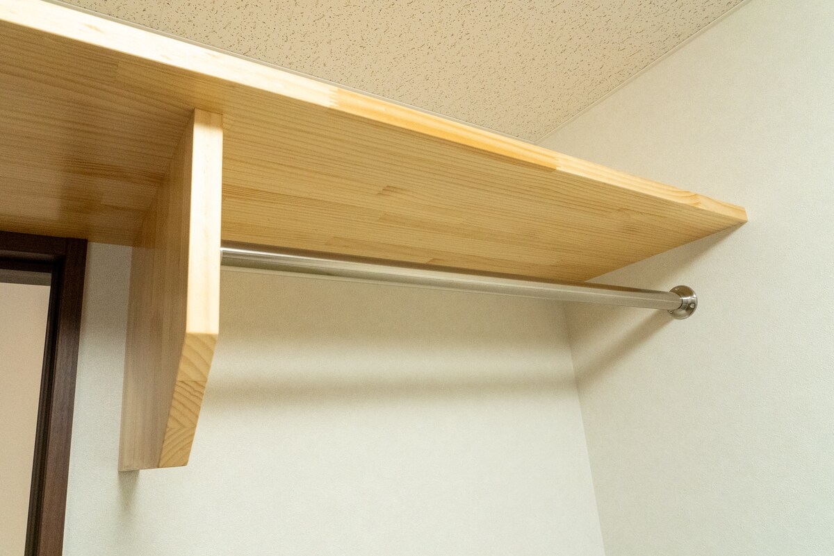 客室:シングルベッドとデスクのある個室